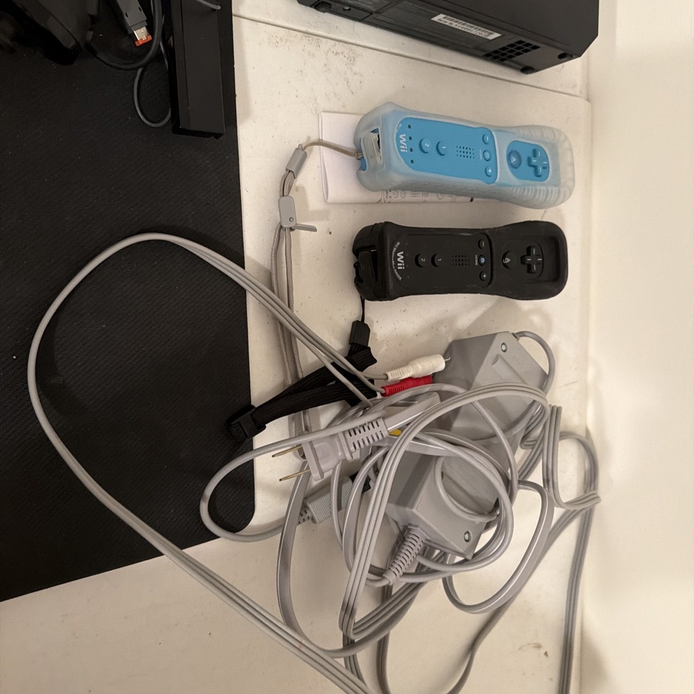 Nintendo Wii Console Black RVL-101 Bundle with Controllers and Accessories - Picture 4 of 8